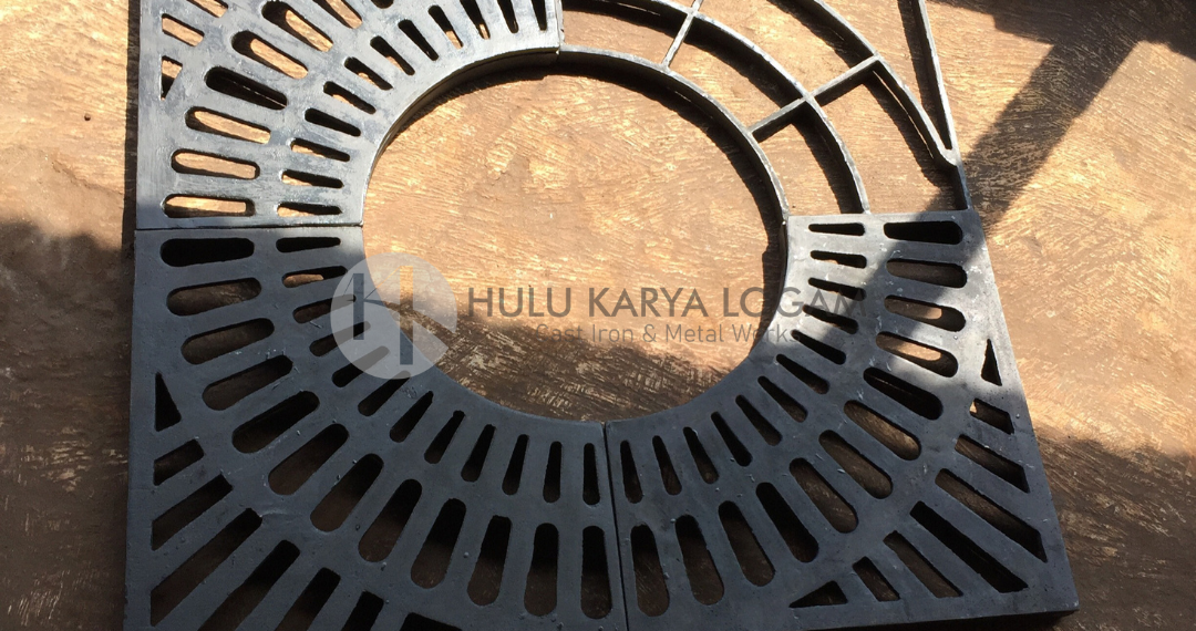 Grill pohon cast iron produksi Hulu Karya Logam untuk pelindung area akar pohon pada taman dan ruang terbuka hijau