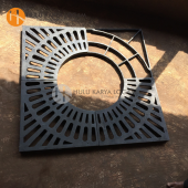 Grill pohon cast iron produksi Hulu Karya Logam untuk pelindung area akar pohon pada taman dan ruang terbuka hijau
