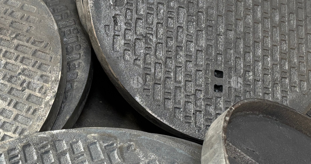 Ilustrasi material cast iron yang digunakan untuk produk drainase karena kekuatan dan ketahanannya