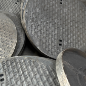 Ilustrasi material cast iron yang digunakan untuk produk drainase karena kekuatan dan ketahanannya