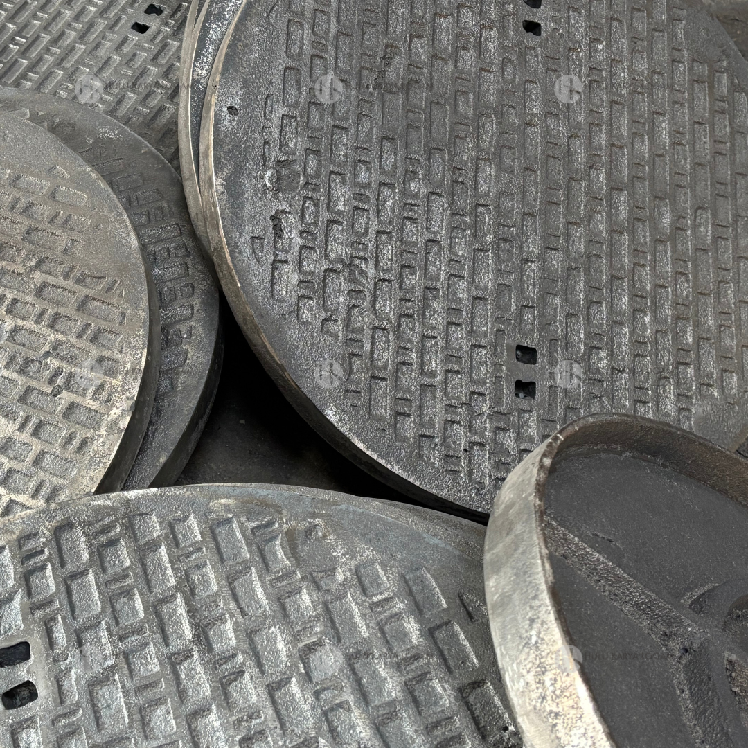 Ilustrasi material cast iron yang digunakan untuk produk drainase karena kekuatan dan ketahanannya