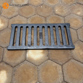 Grill gutter cast iron produksi Hulu Karya Logam, tutup saluran air kuat dan tahan lama untuk sistem drainase.