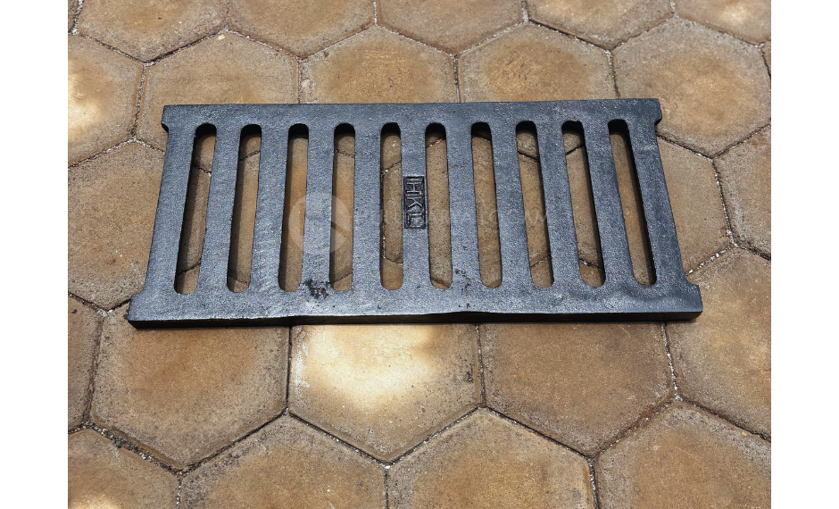 Grill gutter cast iron produksi Hulu Karya Logam, tutup saluran air kuat dan tahan lama untuk sistem drainase.
